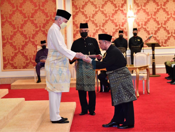 Perak BN chairman Datuk Saarani Mohaman (right) taking his oath of office as the 14th Perak MB today.