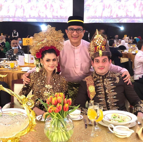 Dr Tengku Naufal (centre) taking a photo with the newlyweds, Tengku Muhammed Hafiz Tengku Adnan and Oceane Cyril Alagia.