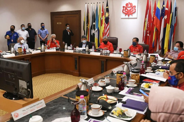 UMNO held its supreme council meeting at UMNO headquarters last night, 6 January.