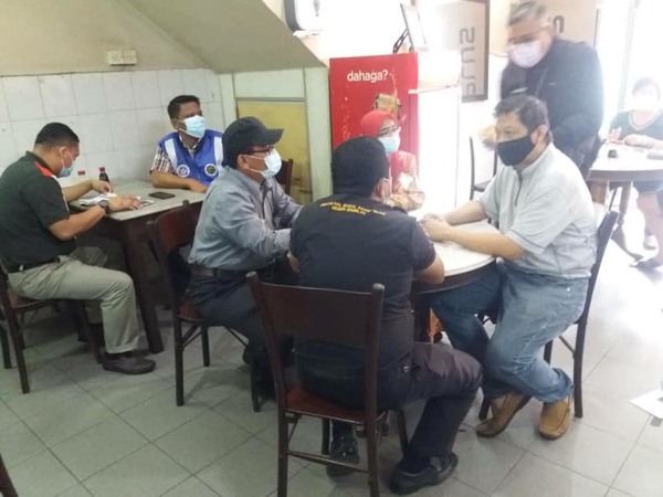 Enforcement officers from JHEAINS during the inspection at the kopitiam.