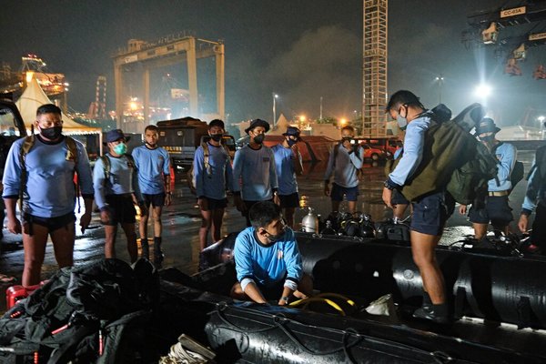 Navy divers in Jakarta preparing for a search and rescue operation after Sriwijaya Air Flight 182 crashed into the Java Sea on Saturday.