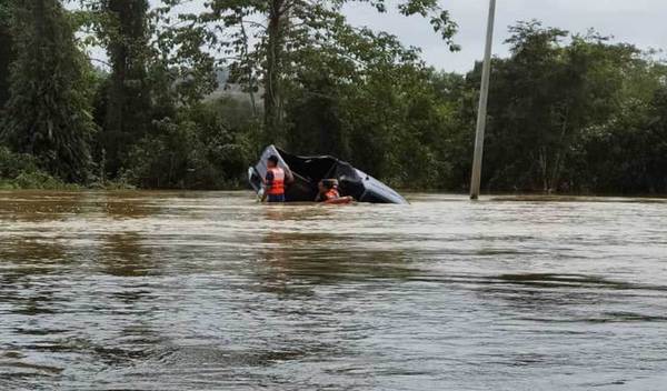 Tiga sekeluarga nyaris maut selepas kenderaan pacuan empat roda dinaiki mereka dihanyutkan air di bawah jambatan LPT2 di Chukai.