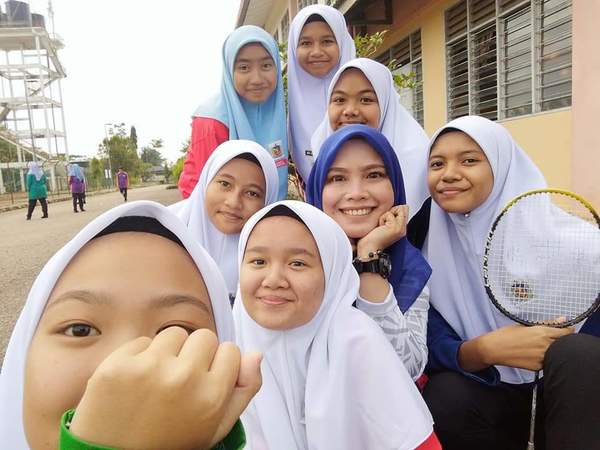 Cikgu Jue (in dark blue) with her students