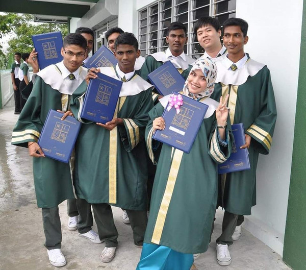 Cikgu Jue with her students from SMK St. Paul