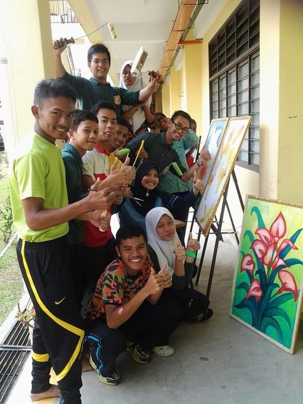 Cikgu Jue with her students from Johor