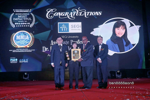 Wong receiving the Malaysia's Most Impactful Young Educator Award in 2019.