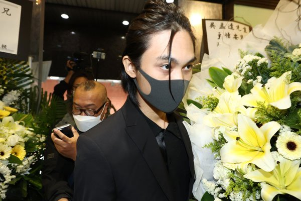 Ng's only son, who expressed interest in acting, at his father's funeral.