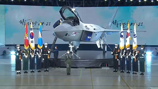 A ROKAF pilot disembarks the first prototype KF-21 at the ceremony in Sacheon.