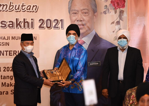 Muhyiddin and Malaysian Gudwaras council president Sardar Jagir Singh at the event yesterday, 12 April.