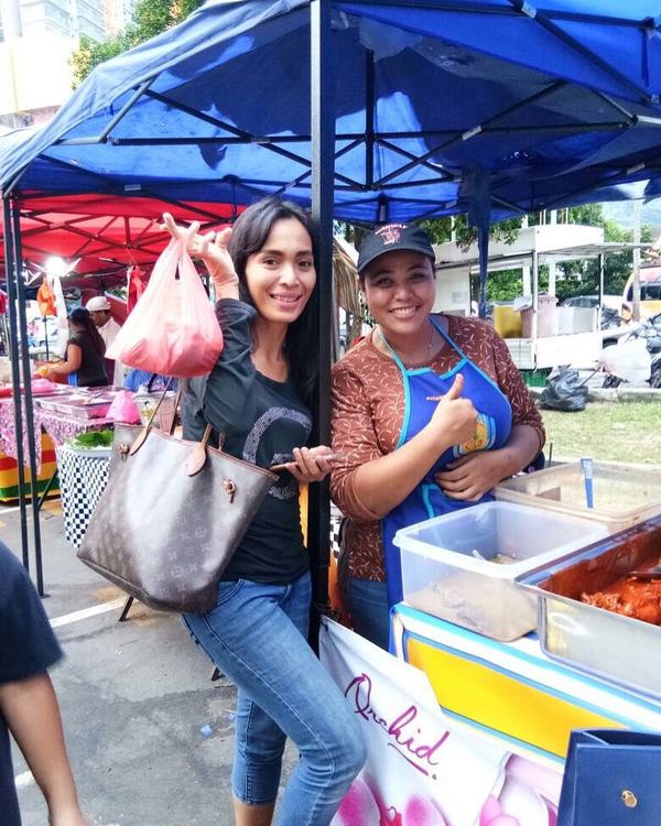 Local actress Amyza Aznan (left) with a bazaar vendor (right).