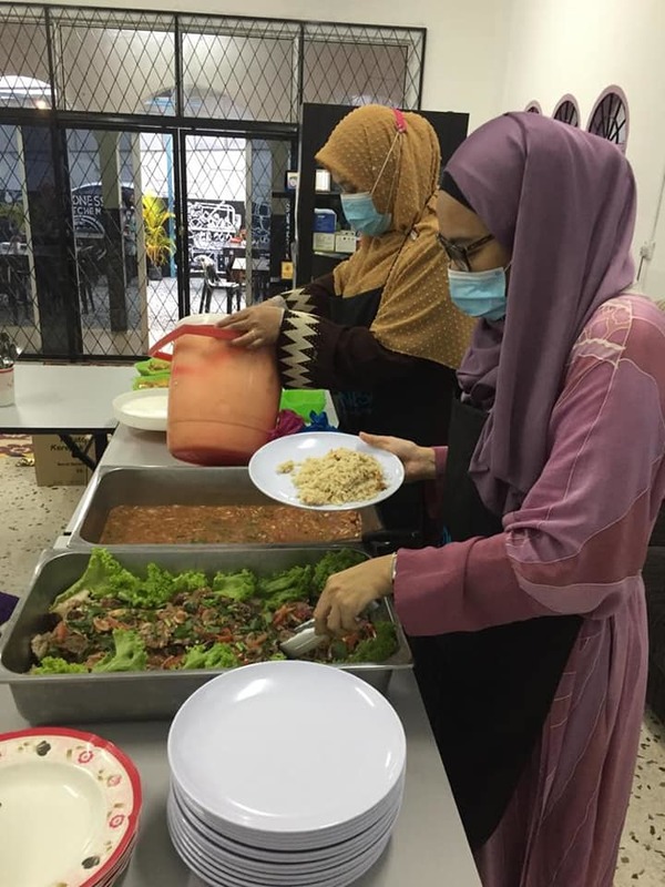 Volunteers preparing the dishes served at the café.