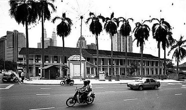 Image of the school taken in 2001.