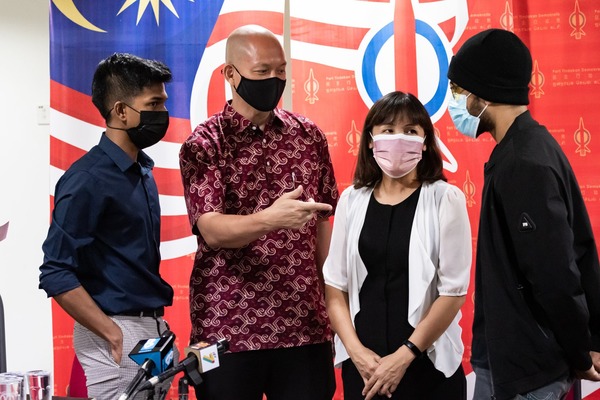 Kulai MP Teo Nie Ching (second right) speaking to Limkokwing University students at the press conference.