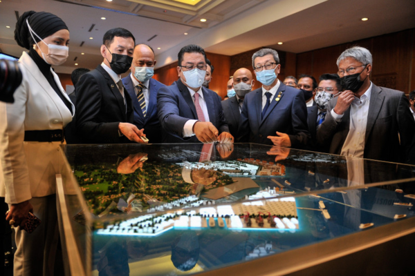 Melaka Chief Minister Datuk Sulaiman Md Ali (fourth from left) studying an exhibit after announcing the M-WEZ project on 8 March.