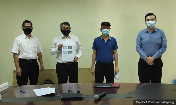 Selayang MP William Leong (second from right) and wrongfully convicted lorry driver Tey Kok Liong (second from left) at a press conference yesterday, 6 May.