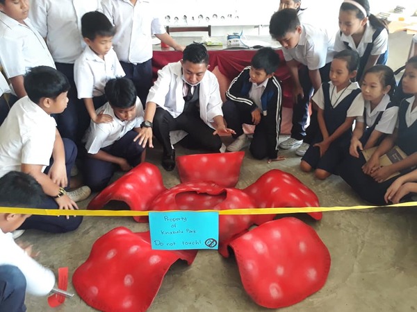 Cikgu Nazmi teaching students about the endangered Rafflesia flower.