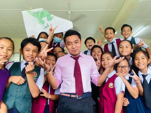 Cikgu Nazmi and his students at SK Long Sukang.