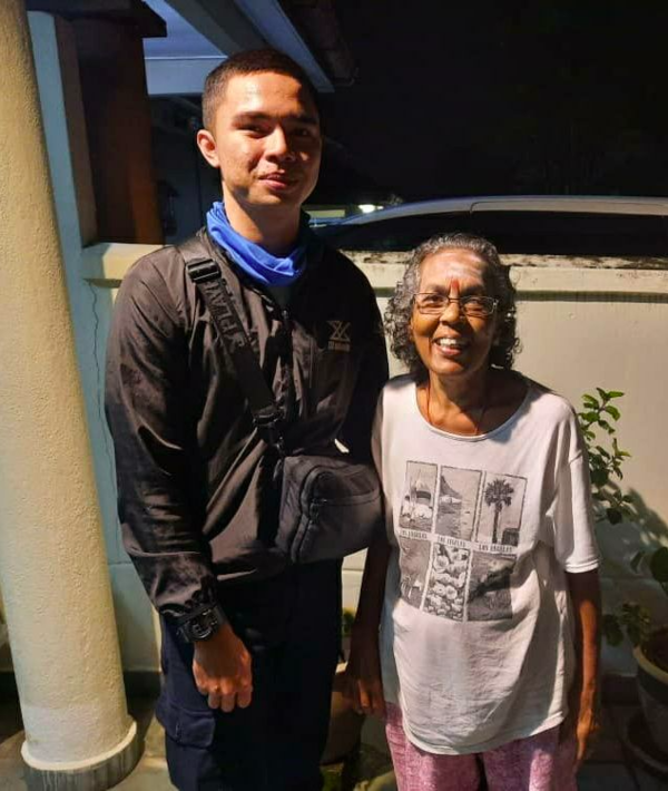 Vijaya Kasinathan's mother with Azrul, the GrabFood rider.