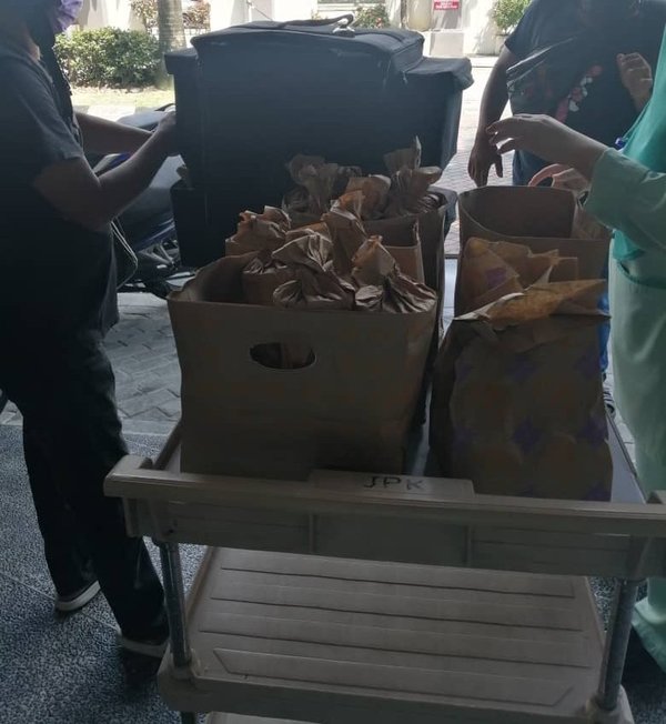 The BTS Meals that were donated by Malaysian ARMYs being delivered to frontliners working at UMMC.