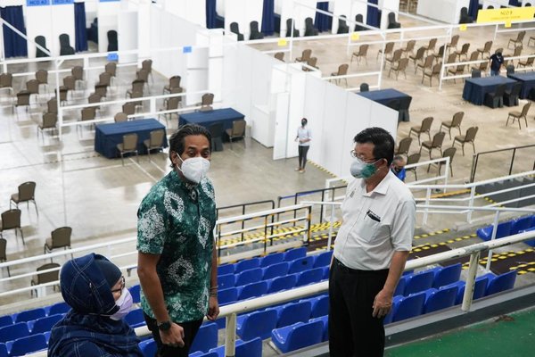 Coordinating minister Khairy Jamaluddin and Penang Chief Minister Chow Kon Yeow at the SPICE Arena vaccination centre on 3 June.