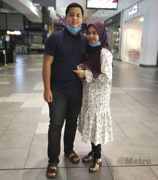 Siti Aishah (right) and her husband, Lieutenant Muhammad Iqmall.