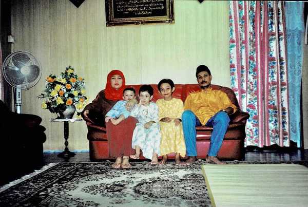 Nany (middle) with her father, Abd Rahman, (far right) and their family during Hari Raya 2000.