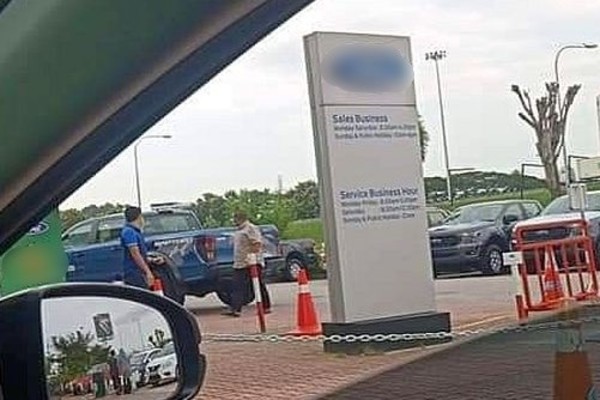 A photo allegedly of the Kedah Menteri Besar at the vehicle sale and exhibition centre at Autocity Juru.