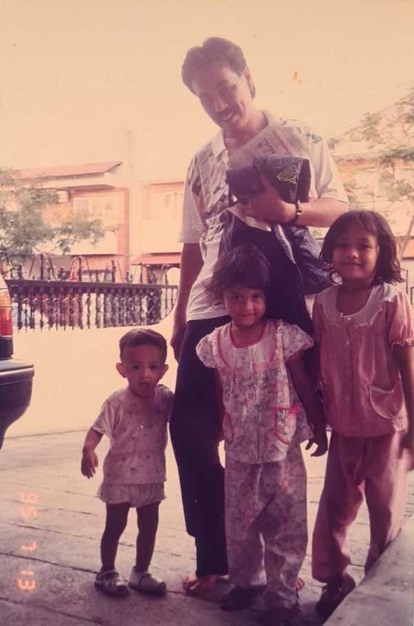 Ashiqin (middle) with her dad, Mohd Rosselly Awang, brother, and sister in 1995.