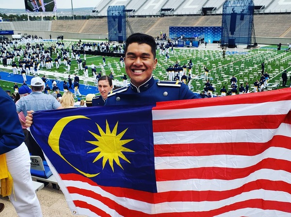 Muhammad Salihin berjaya tamatkan pengajiannya di Akademi Tentera Udara AS di Colorado Springs, Colorado.