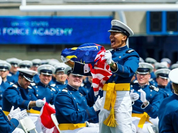 Muhammad Salihin berjaya tamatkan pengajiannya di Akademi Tentera Udara AS di Colorado Springs, Colorado.