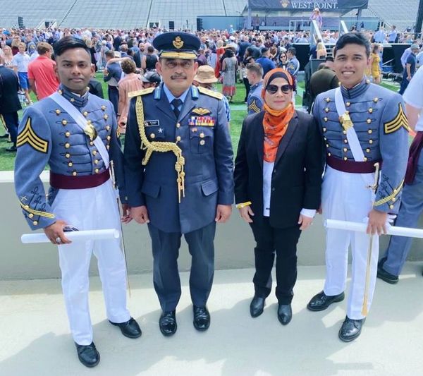 Wan Kamal Fitri Wan Kamal Baharein (kanan) dan Sayniish Pillay Muniandy (kiri) berjaya tamatkan pengajian mereka di Akademi Tentera AS di West Point, New York.