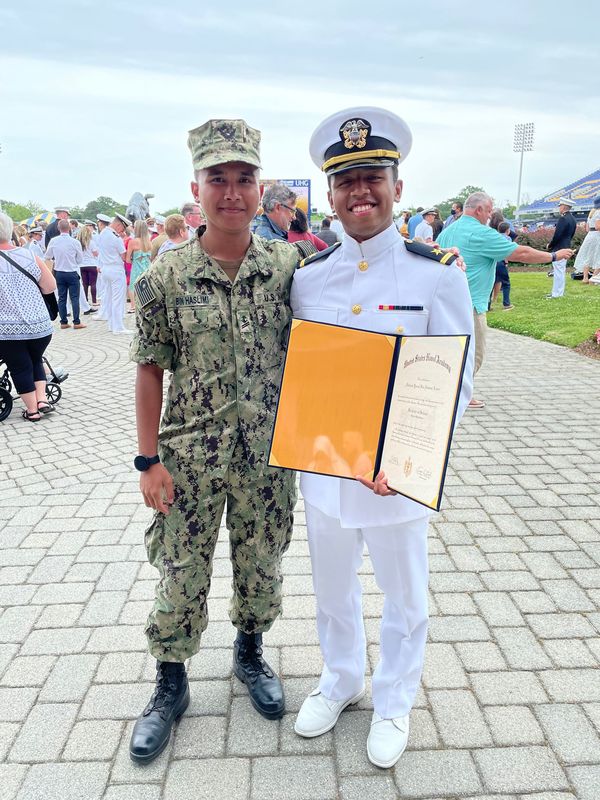 Ahmad Yusuf Ahmad Azani (kanan) berjaya tamatkan pengajiannya di Akademi Tentera Laut AS di Annapolis, Maryland.