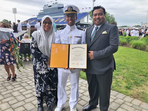 Ahmad Yusuf Ahmad Azani (kanan) berjaya tamatkan pengajiannya di Akademi Tentera Laut AS di Annapolis, Maryland.