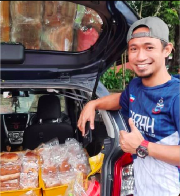 Ridzuan selling the buns out of his car in the beginning of his business last year.