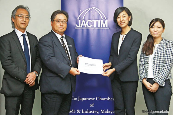 Jactim president Daiji Kojima (second from the left) and Jetro managing director Mai Onozawa (second from the right).