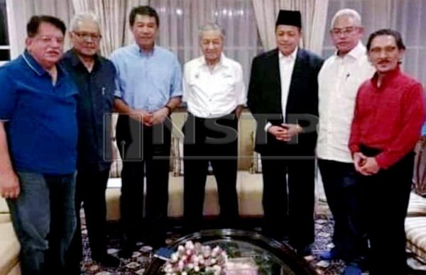 Tengku Adnan (left) and Mahathir (middle) had met in October 2018 alongside other UMNO Supreme Council leaders when Mahathir was Pakatan Harapan PM. Since then, Hamzah Zainuddin (second from left) has left UMNO to join Bersatu, now serving as Home Minister.