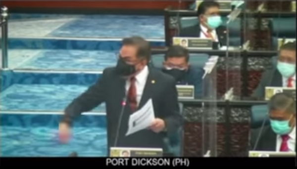 Anwar Ibrahim animatedly illustrating how Azmin allegedly gave MITI approvals during his speech.