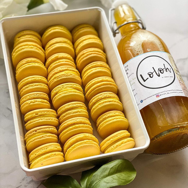 Tumeric tonic (Jamu/Loloh) macaron.