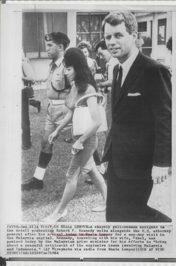 Blossom Wong (in cheongsam) escorting the Attorney General of USA Robert Kennedy in 1964.