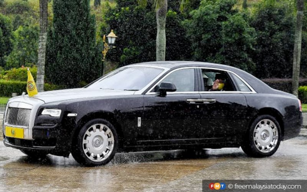 The Sultan of Kedah, Sultan Sallehuddin Sultan Badlishah, arriving at Istana Negara earlier today.