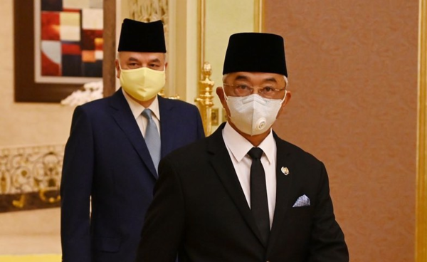 The Yang di-Pertuan Agong (front) and his deputy, the Sultan of Perak.