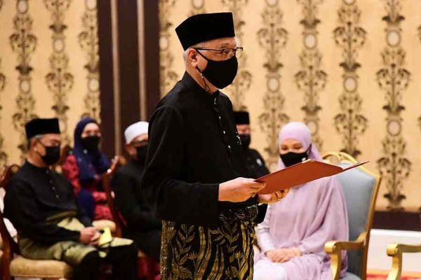 Ismail Sabri taking the oath of office.