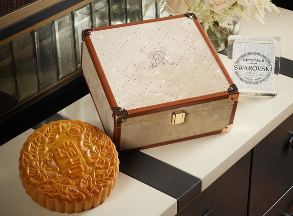 Hilton-Heavenly-Gold-(hi-res)  Moon cake, Packing box design, Gift box  design