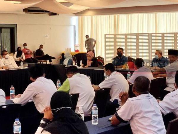 Radzi speaking during an engagement session with parents, teachers, and school administrators at Hotel Putra Regency, Kangar on Friday, 3 September.