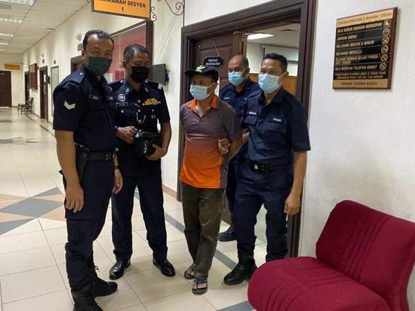 Alladin Lanim escorted by PDRM during a court appearance in Kuching in August.