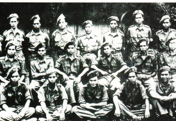 The men of Pahang Wataniah in Kuala Lipis on 1 December 1945. Colonel Dato' Yeop Mahidin (middle row, third from right) and Tun Abdul Razak (middle row, far right).