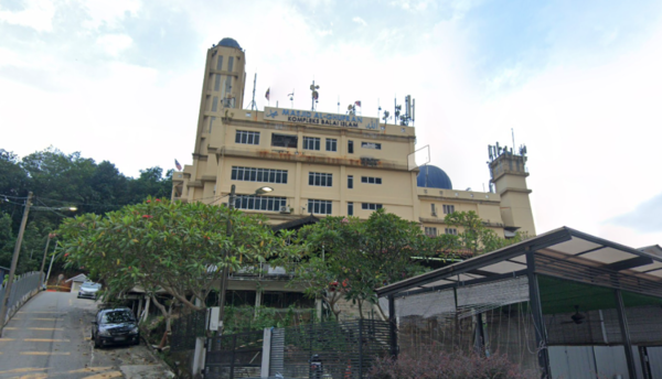 Al-Ghufran Mosque as seen from the Damansara-Puchong Expressway (LDP).