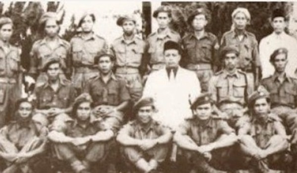 Sultan of Pahang with the men of Force 136. Colonel Dato' Yeop Mahidin (middle row, second from left) and Tun Abdul Razak (third row, third from right).