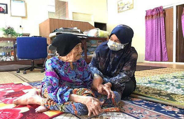 Both the sisters live with their respective children in Kampung Rengas, Machang.