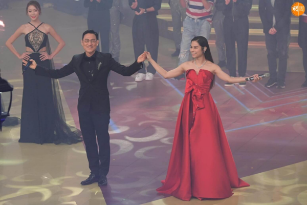 Gin Lee (right) sharing a stage with Jacky Cheung.